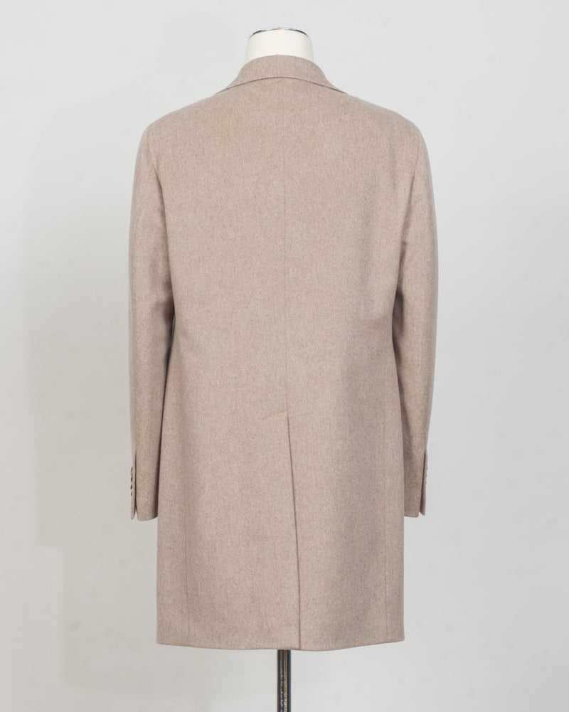 Model: Bruce / CFBM13X
Single breasted &nbsp;
100% Wool / Loro Piana Capolavoro
Art 010103
Col T1148 / Light taupe
Made in Martina Franca, Italy Tagliatore Single-Breasted Wool Overcoat / Light Taupe