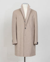 Model: Bruce / CFBM13X
Single breasted &nbsp;
100% Wool / Loro Piana Capolavoro
Art 010103
Col T1148 / Light taupe
Made in Martina Franca, Italy Tagliatore Single-Breasted Wool Overcoat / Light Taupe