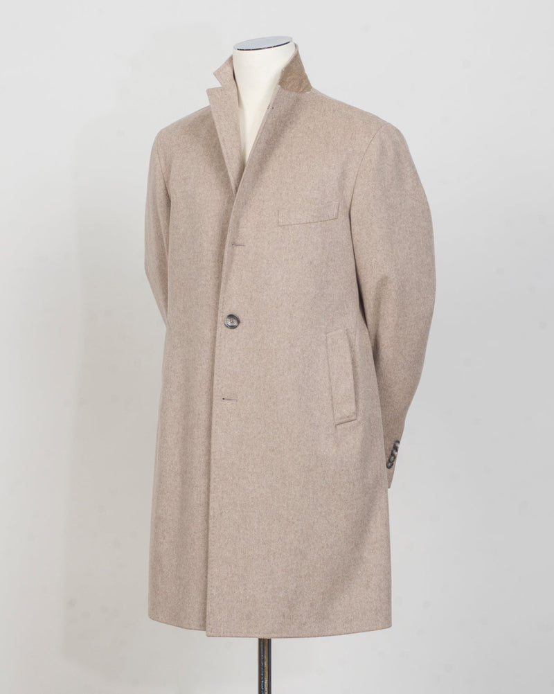Model: Bruce / CFBM13X
Single breasted &nbsp;
100% Wool / Loro Piana Capolavoro
Art 010103
Col T1148 / Light taupe
Made in Martina Franca, Italy Tagliatore Single-Breasted Wool Overcoat / Light Taupe