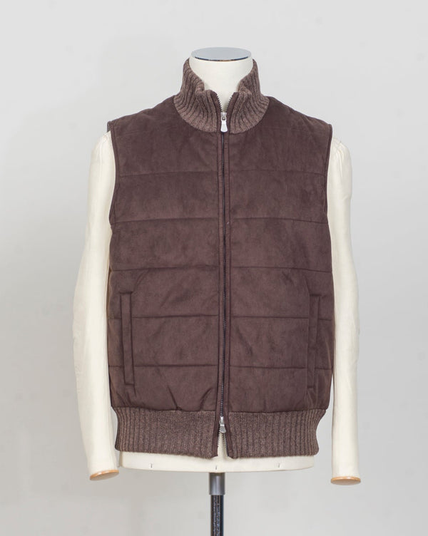 Gran Sasso wadded vest
Art. 78176/55016
Col. 038 Brown
Material: Alcantara and wool. Polyester padding.
Made in Italy Gran Sasso Alcantara Waistcoat / Brown