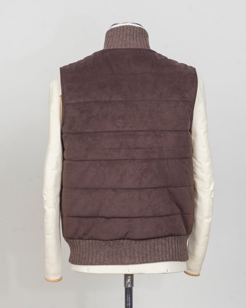 Gran Sasso wadded vest
Art. 78176/55016
Col. 038 Brown
Material: Alcantara and wool. Polyester padding.
Made in Italy Gran Sasso Alcantara Waistcoat / Brown