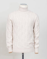 Gran Sasso Cable Roll neck&nbsp;
8 gauge
Art. 13115/19659
Col 113 Natural white&nbsp;
Composition 80%wo 10%ws 10%vi
Made in Italy Gran Sasso Cable Knit Rollneck / Natural White