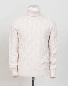Gran Sasso Cable Roll neck&nbsp;
8 gauge
Art. 13115/19659
Col 113 Natural white&nbsp;
Composition 80%wo 10%ws 10%vi
Made in Italy Gran Sasso Cable Knit Rollneck / Natural White