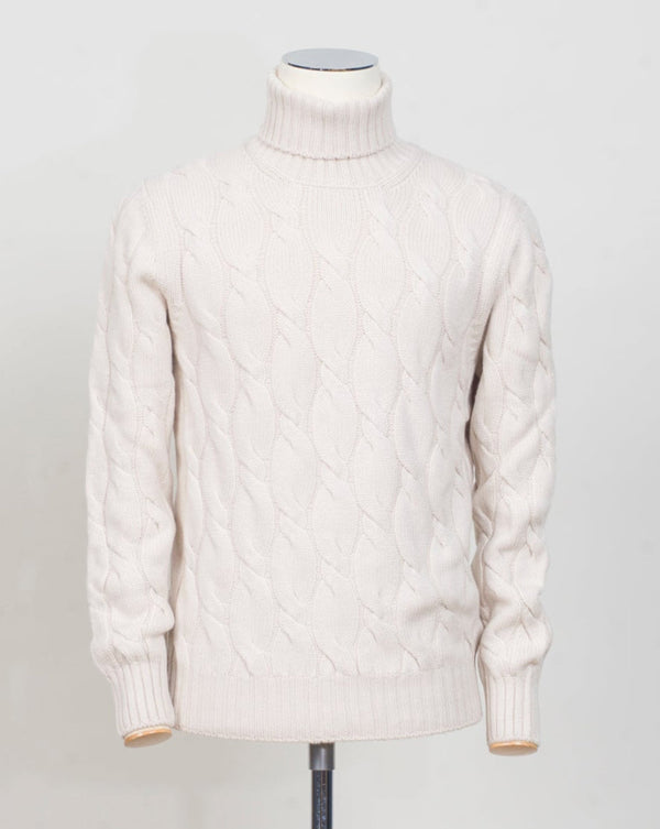 Gran Sasso Cable Roll neck&nbsp;
8 gauge
Art. 13115/19659
Col 113 Natural white&nbsp;
Composition 80%wo 10%ws 10%vi
Made in Italy Gran Sasso Cable Knit Rollneck / Natural White