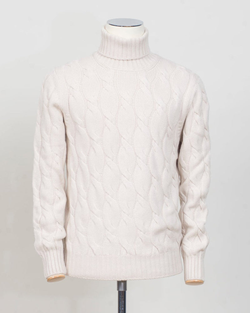 Gran Sasso Cable Roll neck&nbsp;
8 gauge
Art. 13115/19659
Col 113 Natural white&nbsp;
Composition 80%wo 10%ws 10%vi
Made in Italy Gran Sasso Cable Knit Rollneck / Natural White