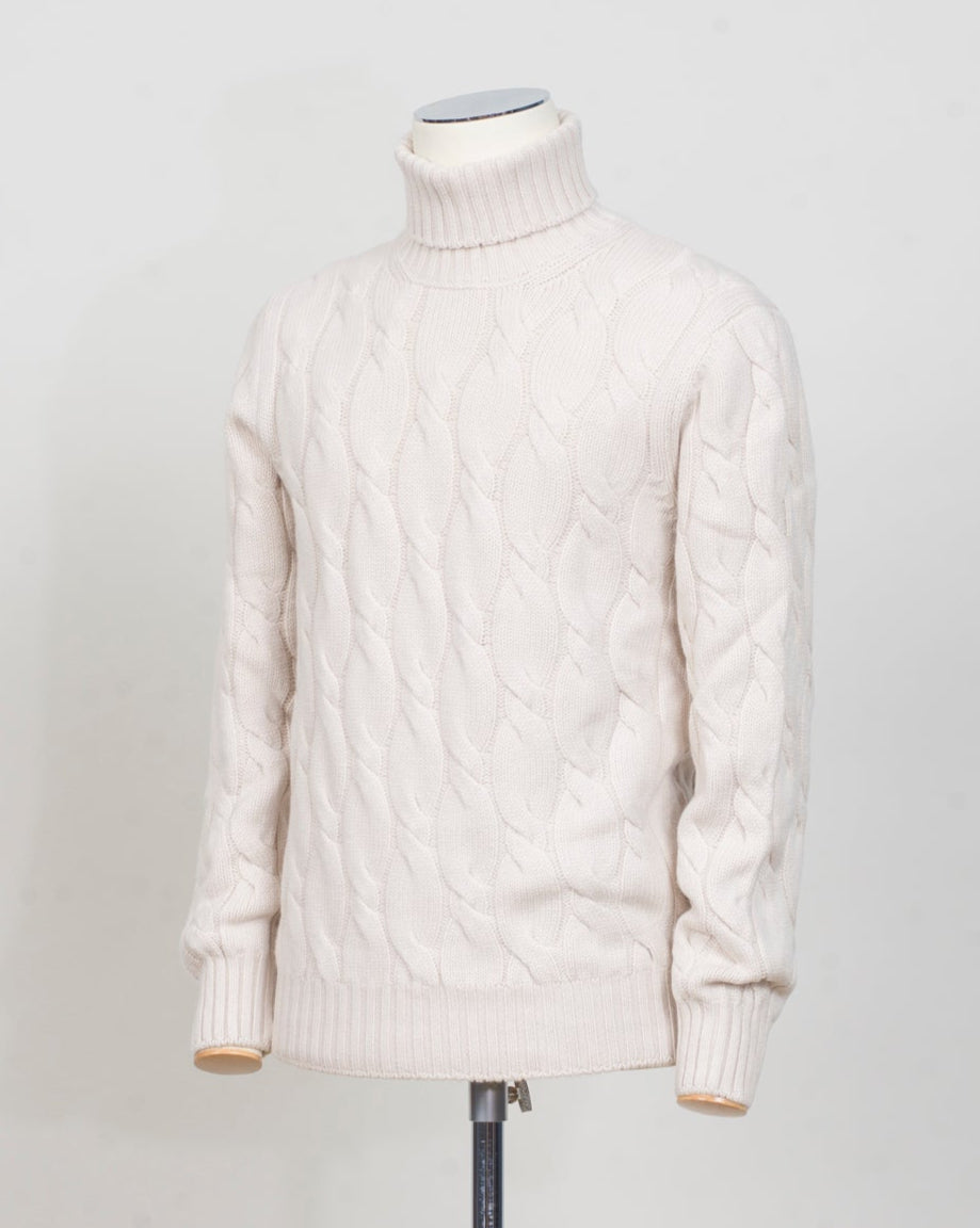 Gran Sasso Cable Roll neck&nbsp;
8 gauge
Art. 13115/19659
Col 113 Natural white&nbsp;
Composition 80%wo 10%ws 10%vi
Made in Italy Gran Sasso Cable Knit Rollneck / Natural White