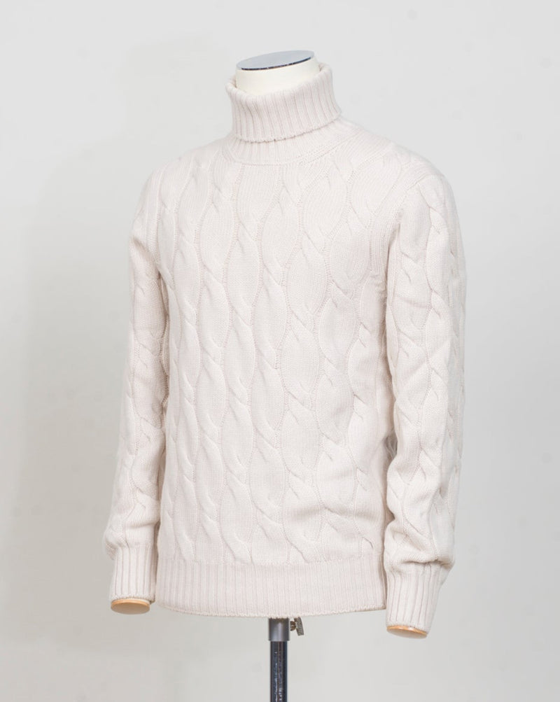 Gran Sasso Cable Roll neck&nbsp;
8 gauge
Art. 13115/19659
Col 113 Natural white&nbsp;
Composition 80%wo 10%ws 10%vi
Made in Italy Gran Sasso Cable Knit Rollneck / Natural White