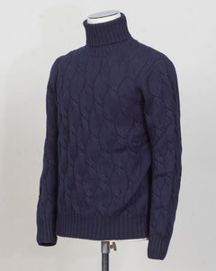 Gran Sasso Cable Roll neck&nbsp;
8 gauge
Art. 13115/19659
Col 598 Navy&nbsp;
Composition 80%wo 10%ws 10%vi
Made in Italy Gran Sasso Cable Knit Rollneck / Navy