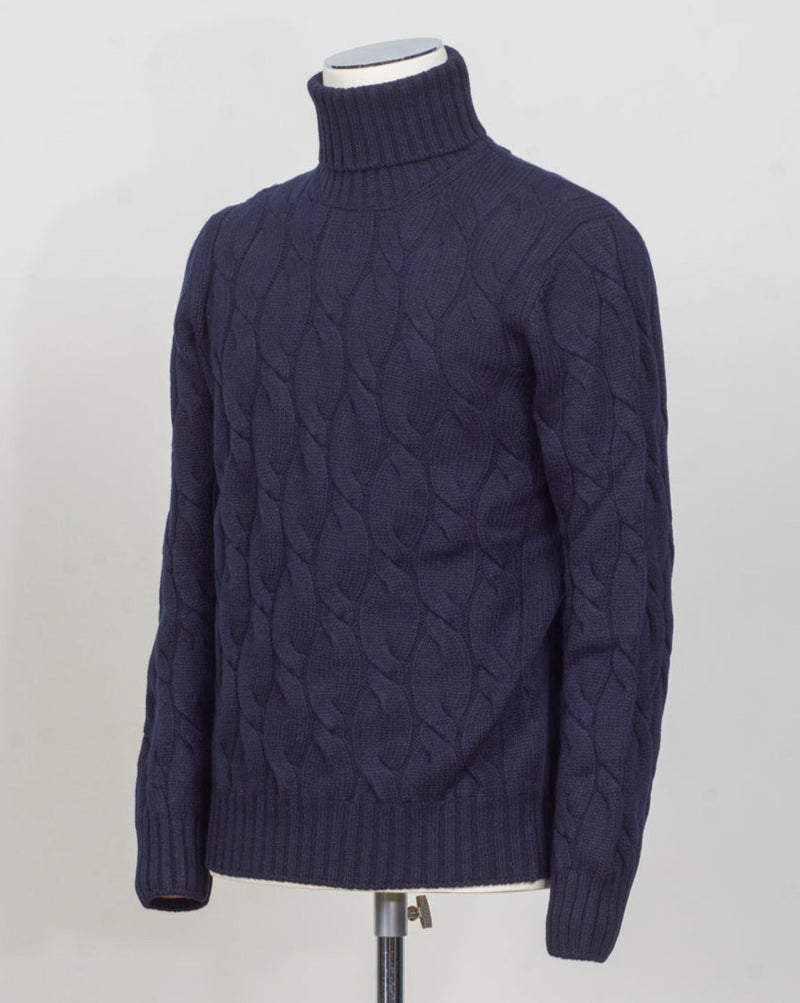 Gran Sasso Cable Roll neck&nbsp;
8 gauge
Art. 13115/19659
Col 598 Navy&nbsp;
Composition 80%wo 10%ws 10%vi
Made in Italy Gran Sasso Cable Knit Rollneck / Navy