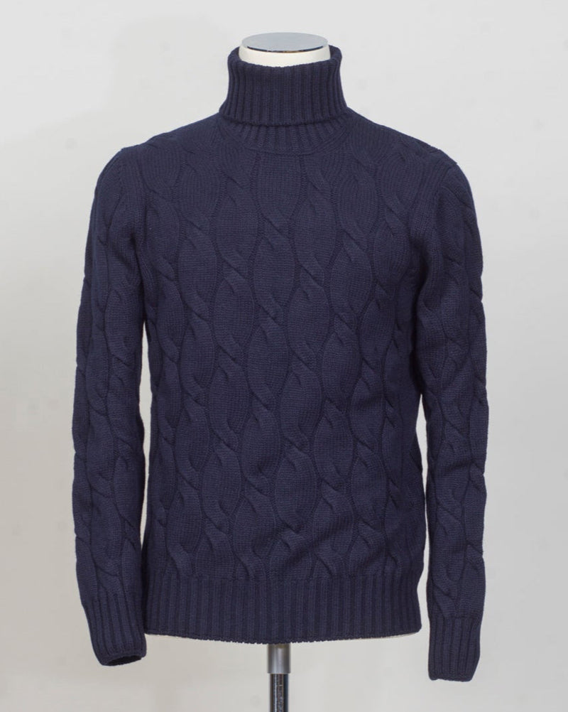 Gran Sasso Cable Roll neck&nbsp;
8 gauge
Art. 13115/19659
Col 598 Navy&nbsp;
Composition 80%wo 10%ws 10%vi
Made in Italy Gran Sasso Cable Knit Rollneck / Navy