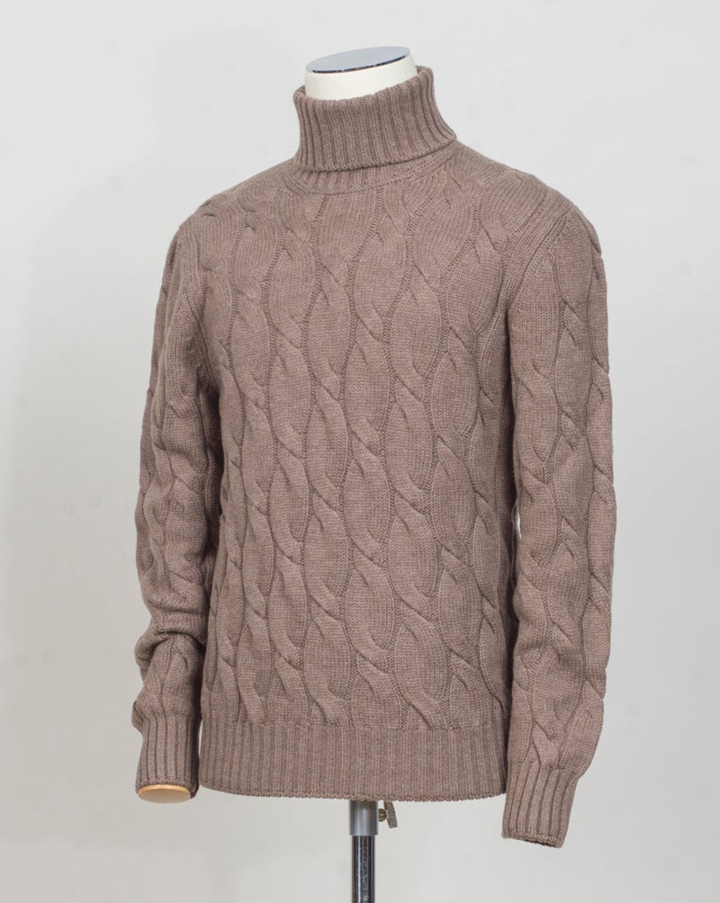 Gran Sasso Cable Roll neck&nbsp;
8 gauge
Art. 13115/19659
Col 123 Light taupe&nbsp;
Composition 80%wo 10%ws 10%vi
Made in Italy Gran Sasso Cable Knit Rollneck / Light Taupe