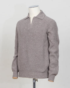 Gran Sasso Ribbed Polo Knit&nbsp;
Art. 23163/25067
Col 017 Light taupe
Composition 100% wool
Made in Italy
