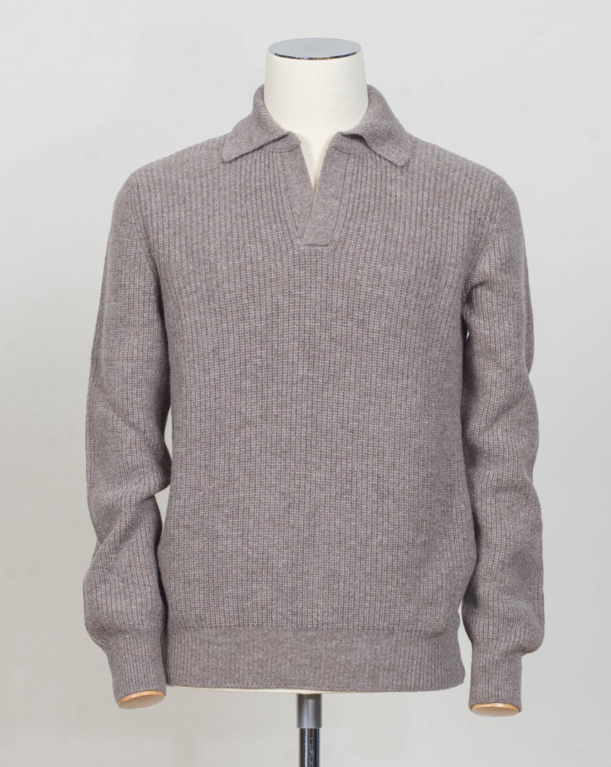 Gran Sasso Ribbed Polo Knit&nbsp;
Art. 23163/25067
Col 017 Light taupe
Composition 100% wool
Made in Italy