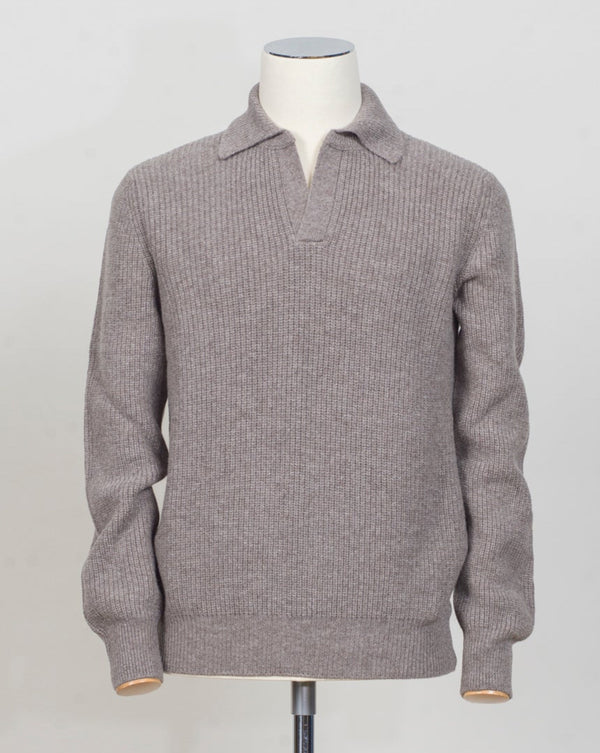 Gran Sasso Ribbed Polo Knit&nbsp;
Art. 23163/25067
Col 017 Light taupe
Composition 100% wool
Made in Italy