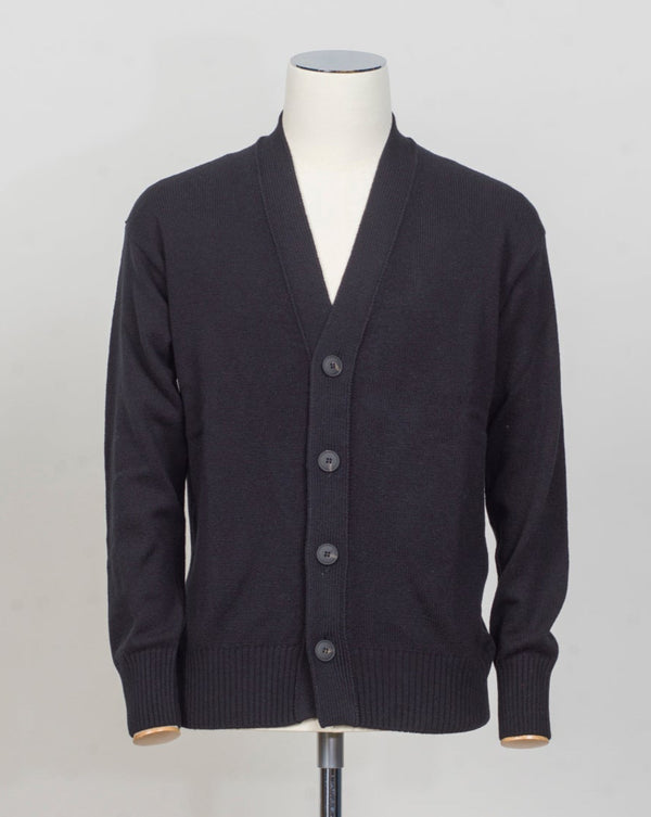 ran Sasso Woolen Overshirt
Art. 2318825051&nbsp;
Col 099 Black&nbsp;
Composition 100% wool
10 gauge
Made in Italy Gran Sasso Wool Cardigan / Black