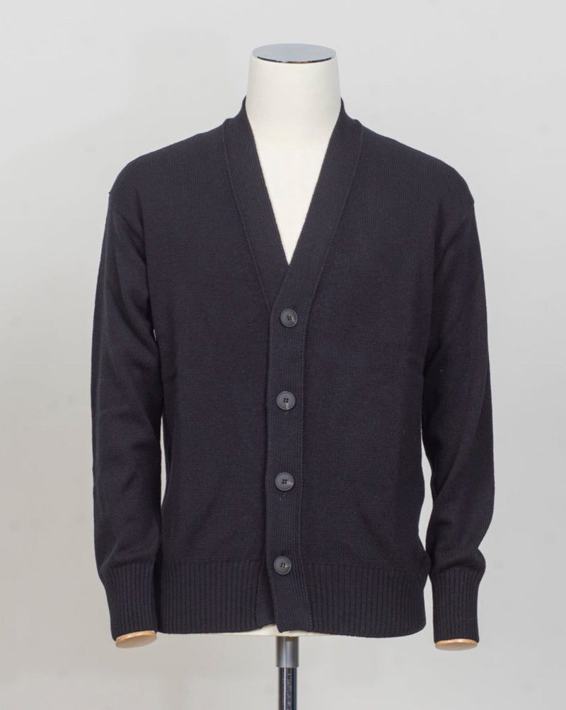 ran Sasso Woolen Overshirt
Art. 2318825051&nbsp;
Col 099 Black&nbsp;
Composition 100% wool
10 gauge
Made in Italy Gran Sasso Wool Cardigan / Black