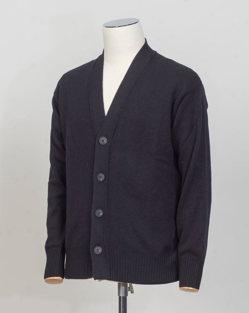 ran Sasso Woolen Overshirt
Art. 2318825051&nbsp;
Col 099 Black&nbsp;
Composition 100% wool
10 gauge
Made in Italy Gran Sasso Wool Cardigan / Black