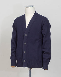 Col 598 Navy Gran Sasso Woolen Overshirt
Art. 2318825051&nbsp;
Col 598 Navy
Composition 100% wool
10 gauge
Made in Italy Gran Sasso Wool Cardigan / Navy