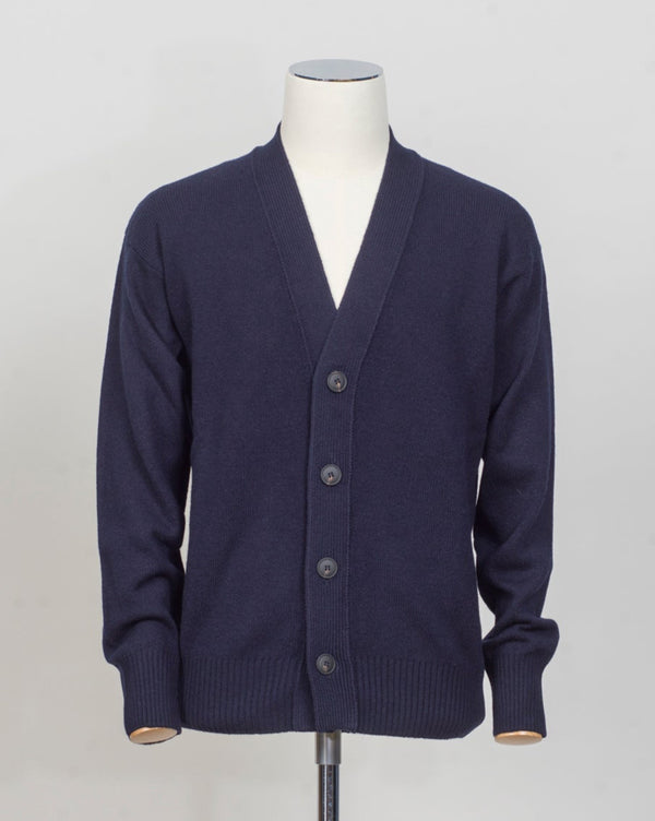 Gran Sasso Woolen Overshirt
Art. 2318825051&nbsp;
Col 598 Navy
Composition 100% wool
10 gauge
Made in Italy Gran Sasso Wool Cardigan / Navy