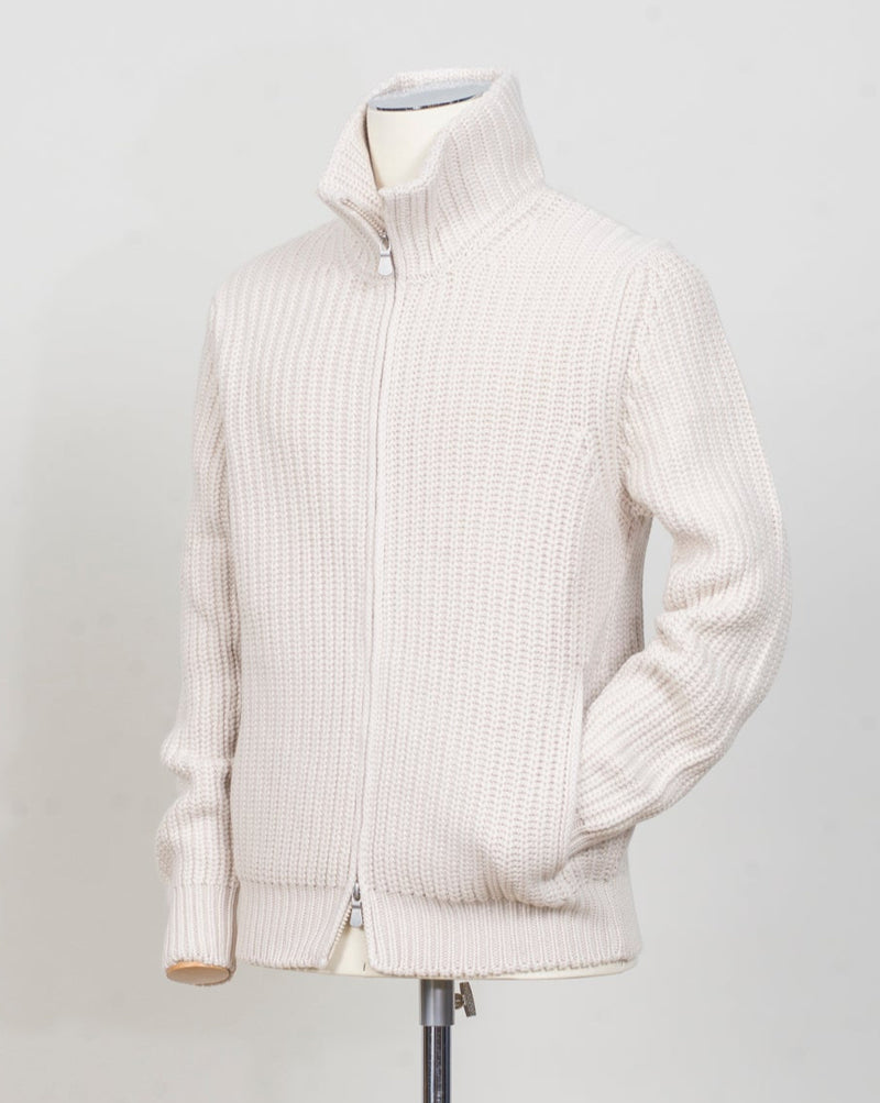 Article: 10155 / 19643
Color: 113 / Natural White
Composition: 80%wo 10%ws 10%vi
Made in Italy Gran Sasso Heavy Ribbed Full-Zip Jacket / Natural White