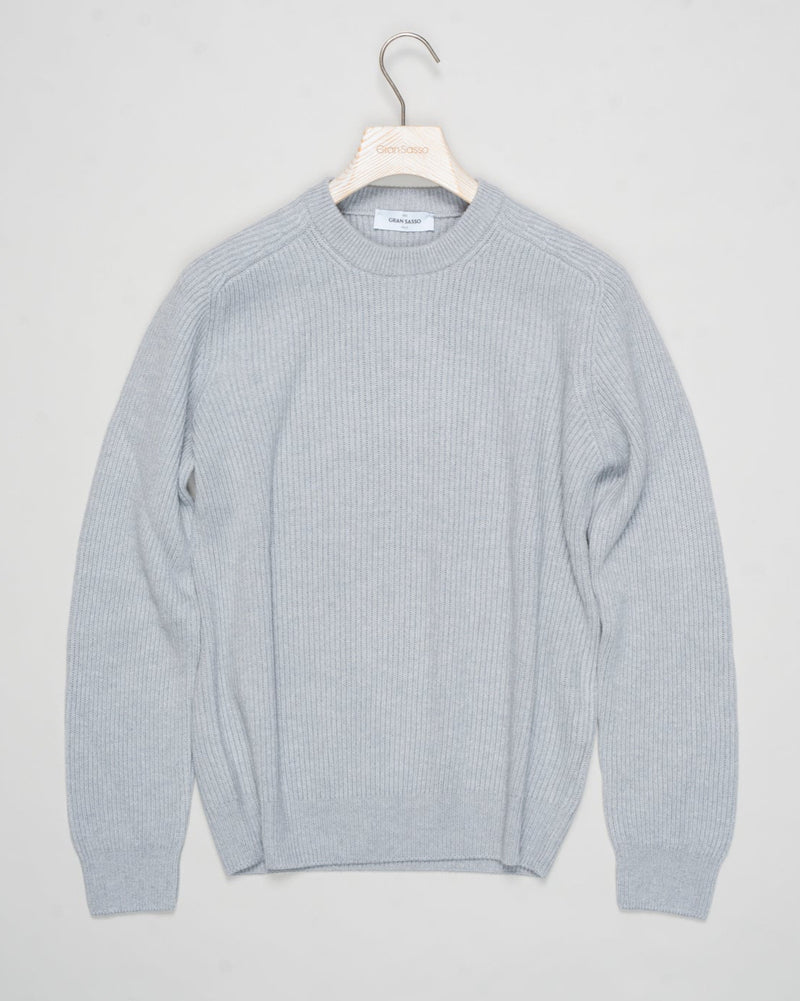 Art. 23129/19688
Col 061 / Light gray&nbsp;
Composition: 80% wo 10%ws 10%vi
Made in Italy Gran Sasso Ribbed Crewneck Knit / Light Grey