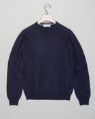 Art. 55115 19690
Col 598 Navy
Composition: 80%wv, 10% Ws, 10%Vi
Made in Italy Gran Sasso Wool & Cashmere V-neck / Navy