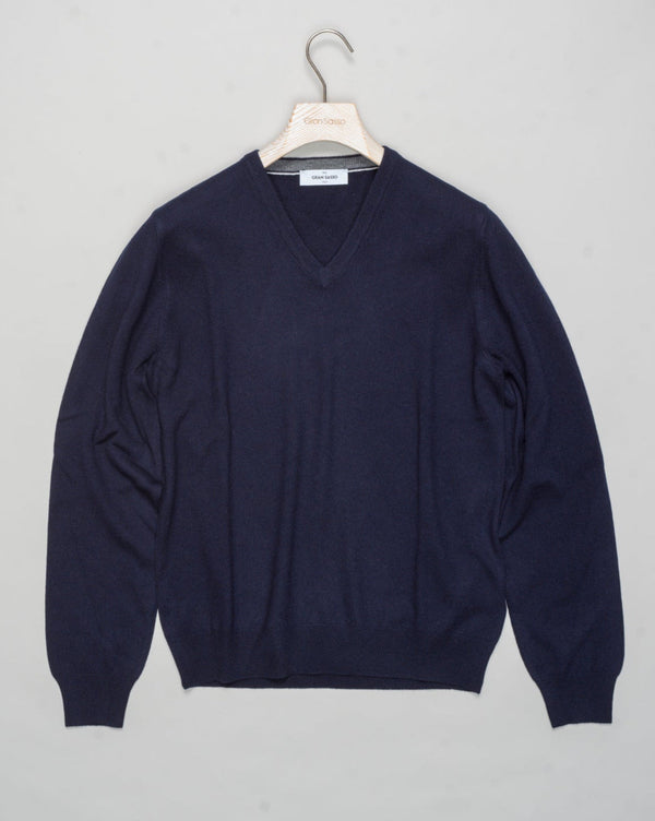 Art. 55115 19690
Col 598 Navy
Composition: 80%wv, 10% Ws, 10%Vi
Made in Italy Gran Sasso Wool &amp; Cashmere V-neck / Navy