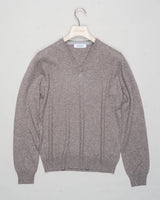 Art. 55115 19690
Col 039 Light beige
Composition: 80%wv, 10% Ws, 10%Vi
Made in Italy Gran Sasso Wool &amp; Cashmere V-neck / Light Beige