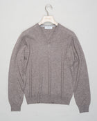 Art. 55115 19690
Col 039 Light beige
Composition: 80%wv, 10% Ws, 10%Vi
Made in Italy Gran Sasso Wool & Cashmere V-neck / Light Beige