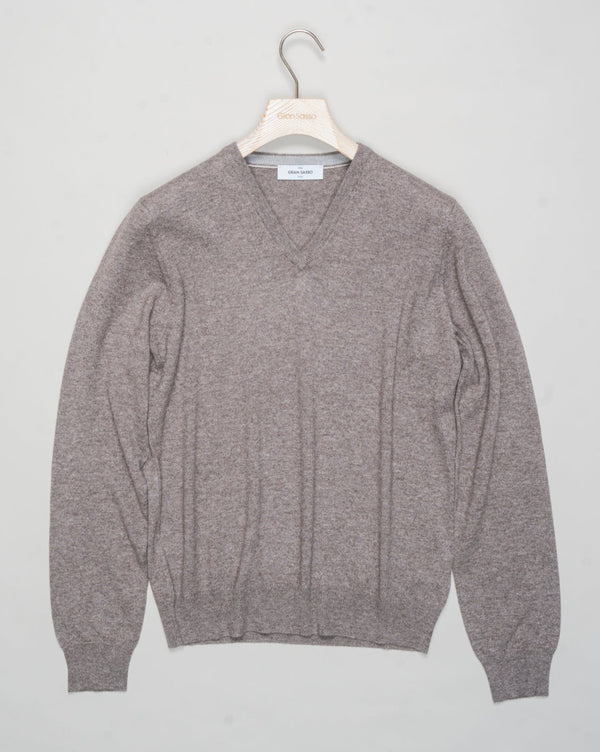Art. 55115 19690
Col 039 Light beige
Composition: 80%wv, 10% Ws, 10%Vi
Made in Italy Gran Sasso Wool &amp; Cashmere V-neck / Light Beige