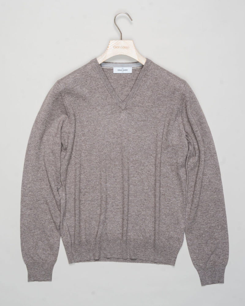 Art. 55115 19690
Col 039 Light beige
Composition: 80%wv, 10% Ws, 10%Vi
Made in Italy Gran Sasso Wool &amp; Cashmere V-neck / Light Beige