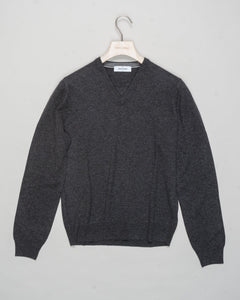 Art. 55115 19690
Col 098 Antracite
Composition: 80%wv, 10% Ws, 10%Vi
Made in Italy Gran Sasso Wool &amp; Cashmere V-neck / Anthracite