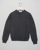 Art. 55115 19690
Col 098 Antracite
Composition: 80%wv, 10% Ws, 10%Vi
Made in Italy Gran Sasso Wool & Cashmere V-neck / Anthracite