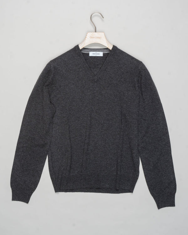 Art. 55115 19690
Col 098 Antracite
Composition: 80%wv, 10% Ws, 10%Vi
Made in Italy Gran Sasso Wool &amp; Cashmere V-neck / Anthracite