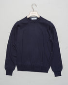 t. 55167 14290
Col 598 / Navy
Composition 100% merino wool
Made in Italy Gran Sasso Merino Crewneck / Navy
