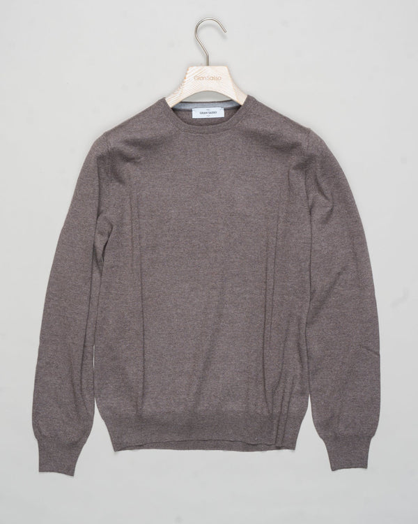 Art. 55167 14290
Col 140 / Light Brown
Composition 100% merino wool
Made in Italy Gran Sasso Merino Crewneck / Light Brown