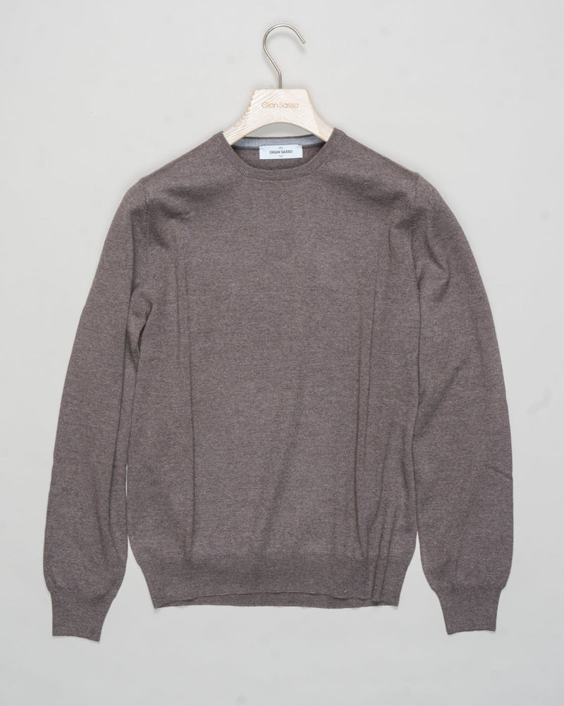 Art. 55167 14290
Col 140 / Light Brown
Composition 100% merino wool
Made in Italy Gran Sasso Merino Crewneck / Light Brown