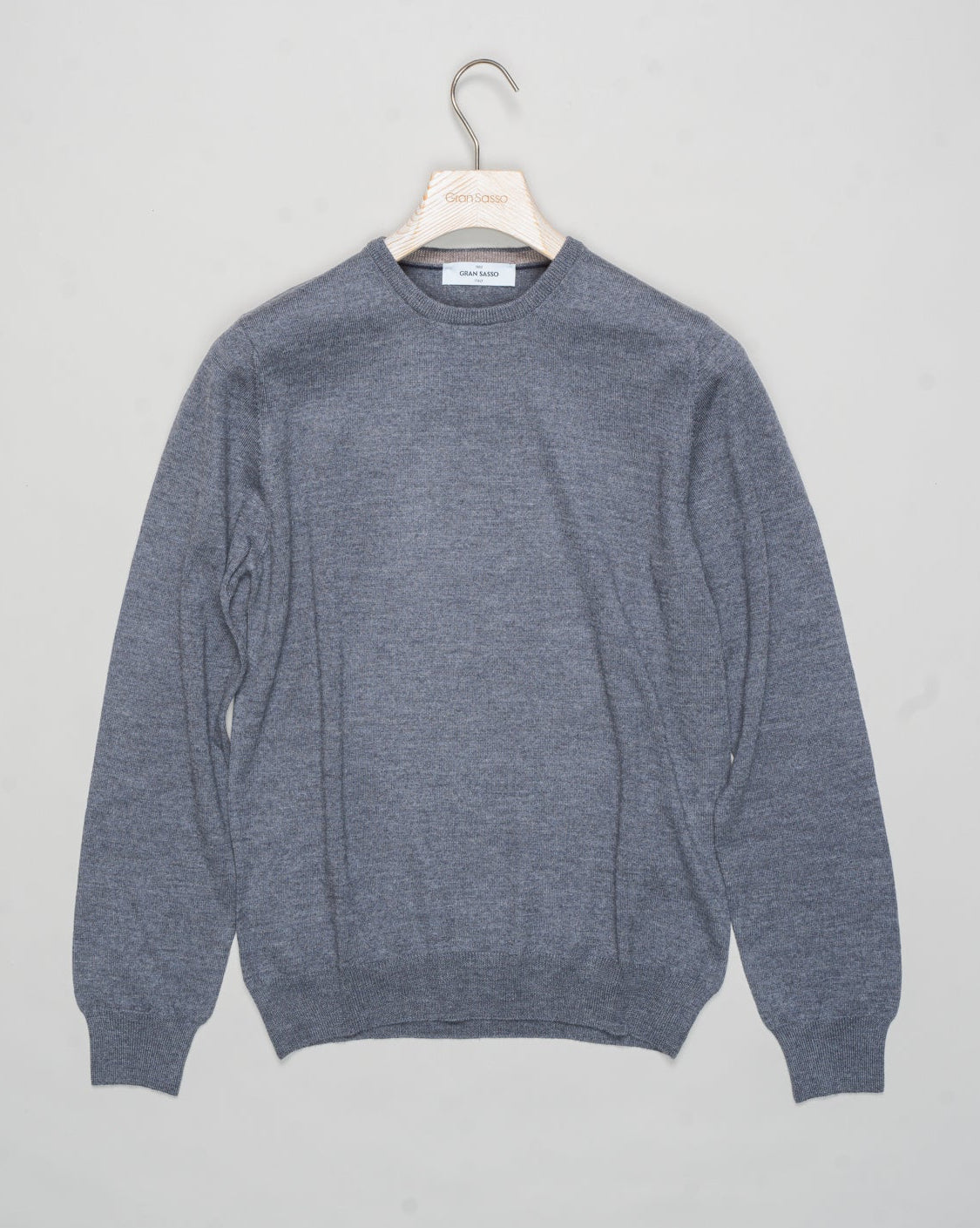 Art. 55167 14290
Col 088 / Grey
Composition 100% merino wool
Made in Italy Gran Sasso Merino Crewneck / Grey