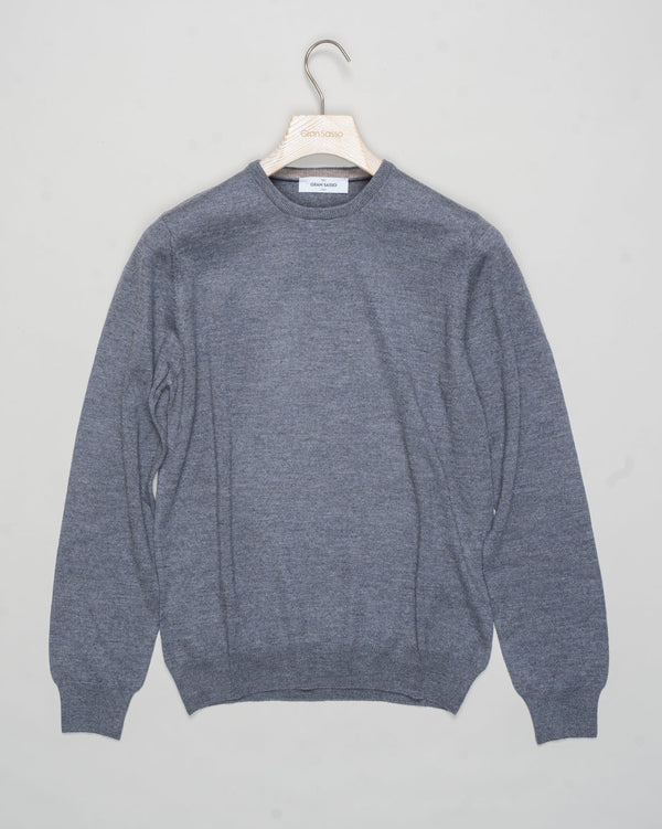 Art. 55167 14290
Col 088 / Grey
Composition 100% merino wool
Made in Italy Gran Sasso Merino Crewneck / Grey