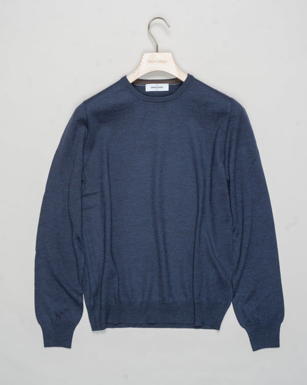 Art. 55167 14290
Col 595 / Blue
Composition 100% merino wool
Made in Italy Gran Sasso Merino Crewneck / Indigo
