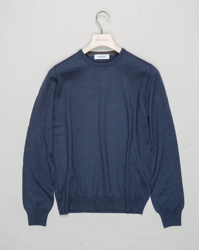 Art. 55167 14290
Col 595 / Blue
Composition 100% merino wool
Made in Italy Gran Sasso Merino Crewneck / Indigo
