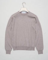 Art. 55167 14290
Col 046 / Taupe
Composition 100% merino wool
Made in Italy Gran Sasso Merino Crewneck / Taupe