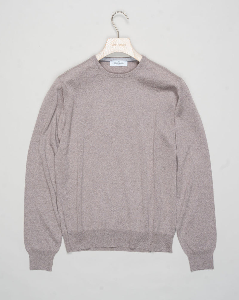 Art. 55167 14290
Col 046 / Taupe
Composition 100% merino wool
Made in Italy Gran Sasso Merino Crewneck / Taupe