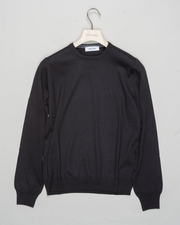 Art. 55167 14290
Col 099 / Black
Composition 100% merino wool
Made in Italy Gran Sasso Merino Crewneck / Black