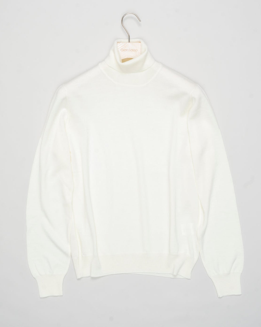 Art. 55157 / 14290
Col. 055 / Panna, Off white
100% Merino wool&nbsp;
Made in Italy Gran Sasso Merino Rollneck / Off White