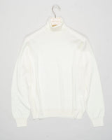 Art. 55157 / 14290
Col. 055 / Panna, Off white
100% Merino wool&nbsp;
Made in Italy Gran Sasso Merino Rollneck / Off White