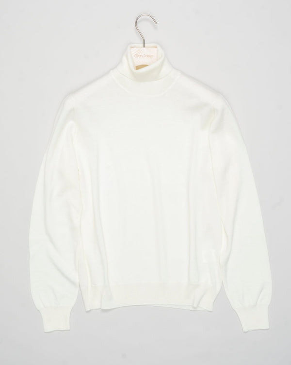 Art. 55157 / 14290
Col. 055 / Panna, Off white
100% Merino wool&nbsp;
Made in Italy Gran Sasso Merino Rollneck / Off White
