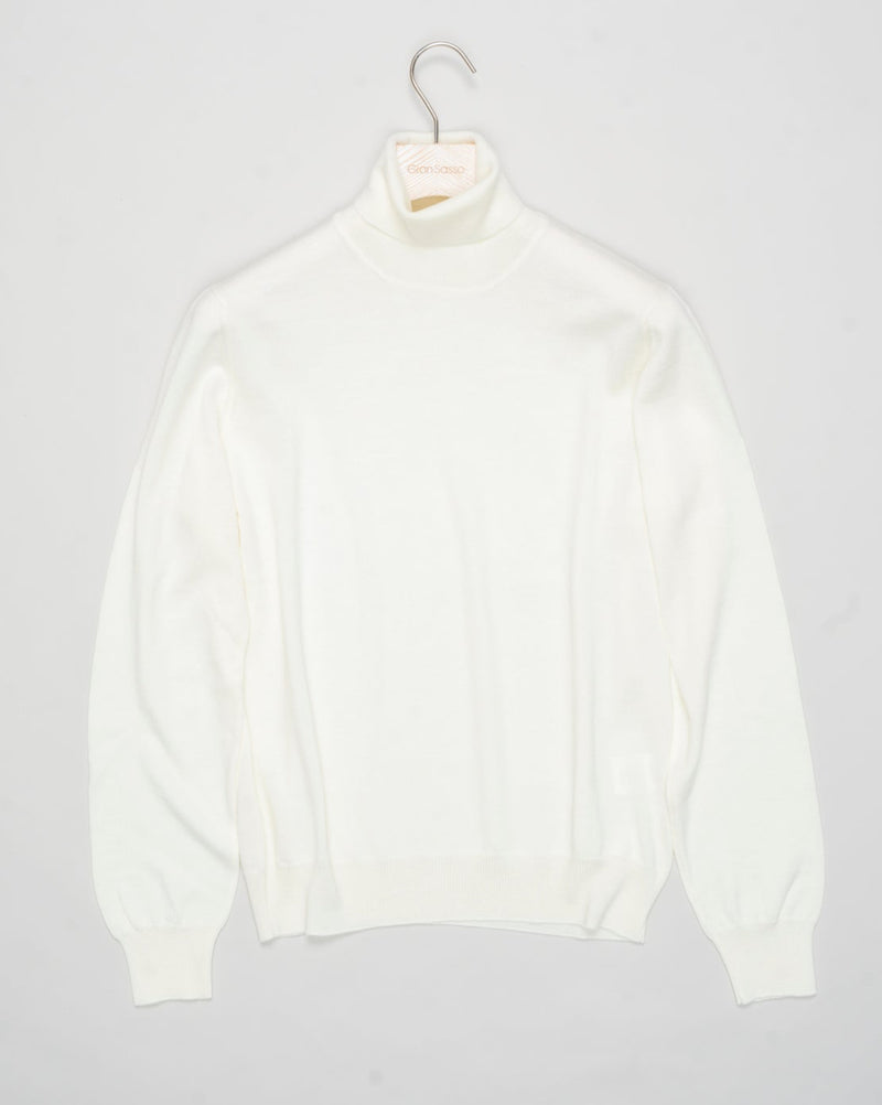 Art. 55157 / 14290
Col. 055 / Panna, Off white
100% Merino wool&nbsp;
Made in Italy Gran Sasso Merino Rollneck / Off White