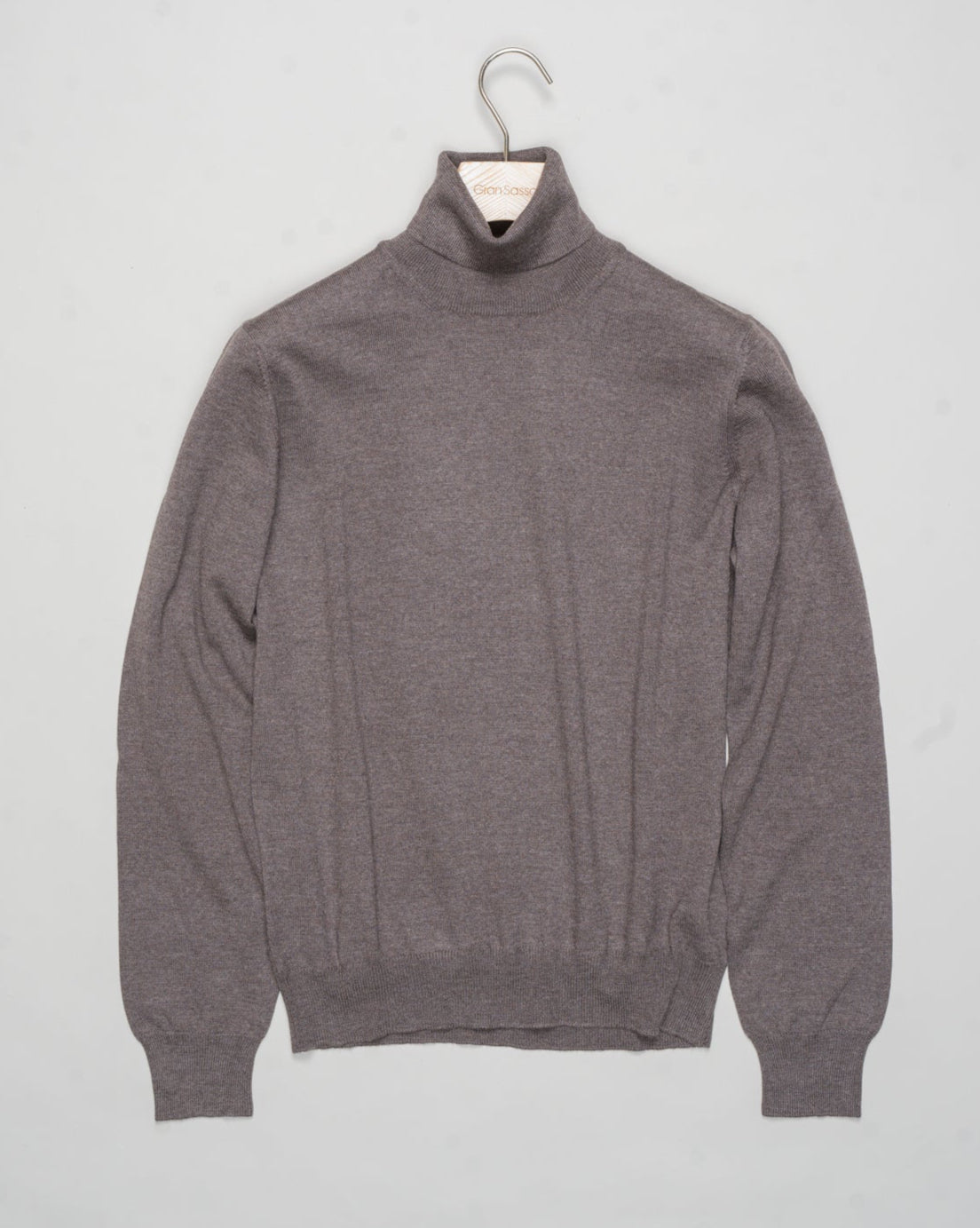Art. 55157 14290
Col. 046 Taupe
100% Merino wool&nbsp;
Made in Italy Gran Sasso Merino Rollneck / Taupe&nbsp;