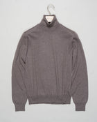 Art. 55157 14290
Col. 046 Taupe
100% Merino wool 
Made in Italy Gran Sasso Merino Rollneck / Taupe 